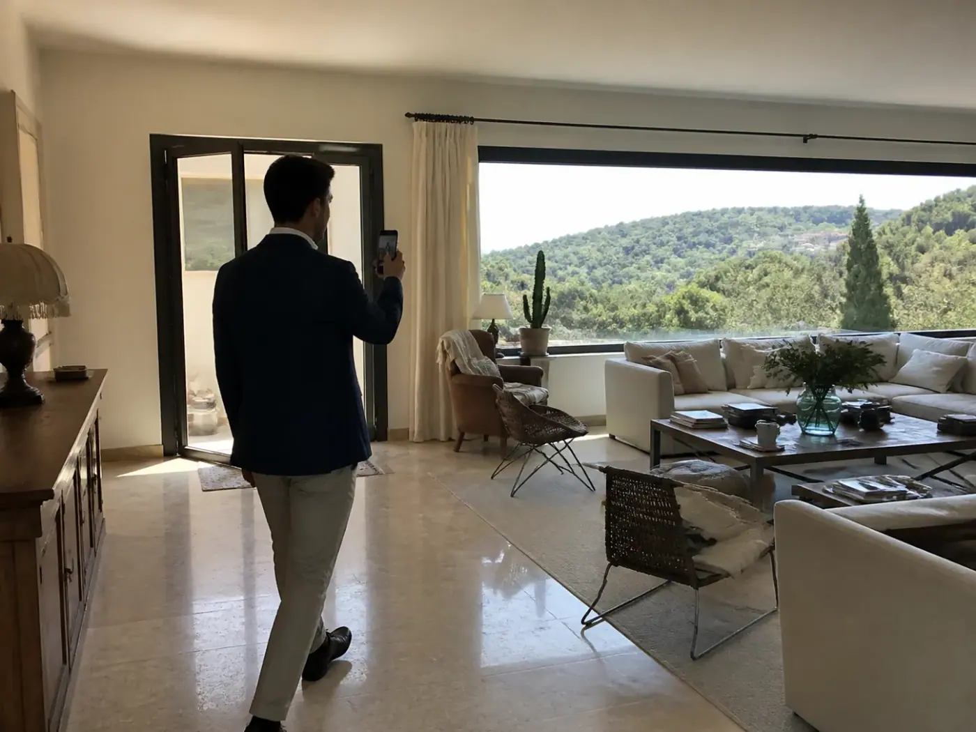 Professionnel filmant l’intérieur d’une maison pendant une pré-visite à distance