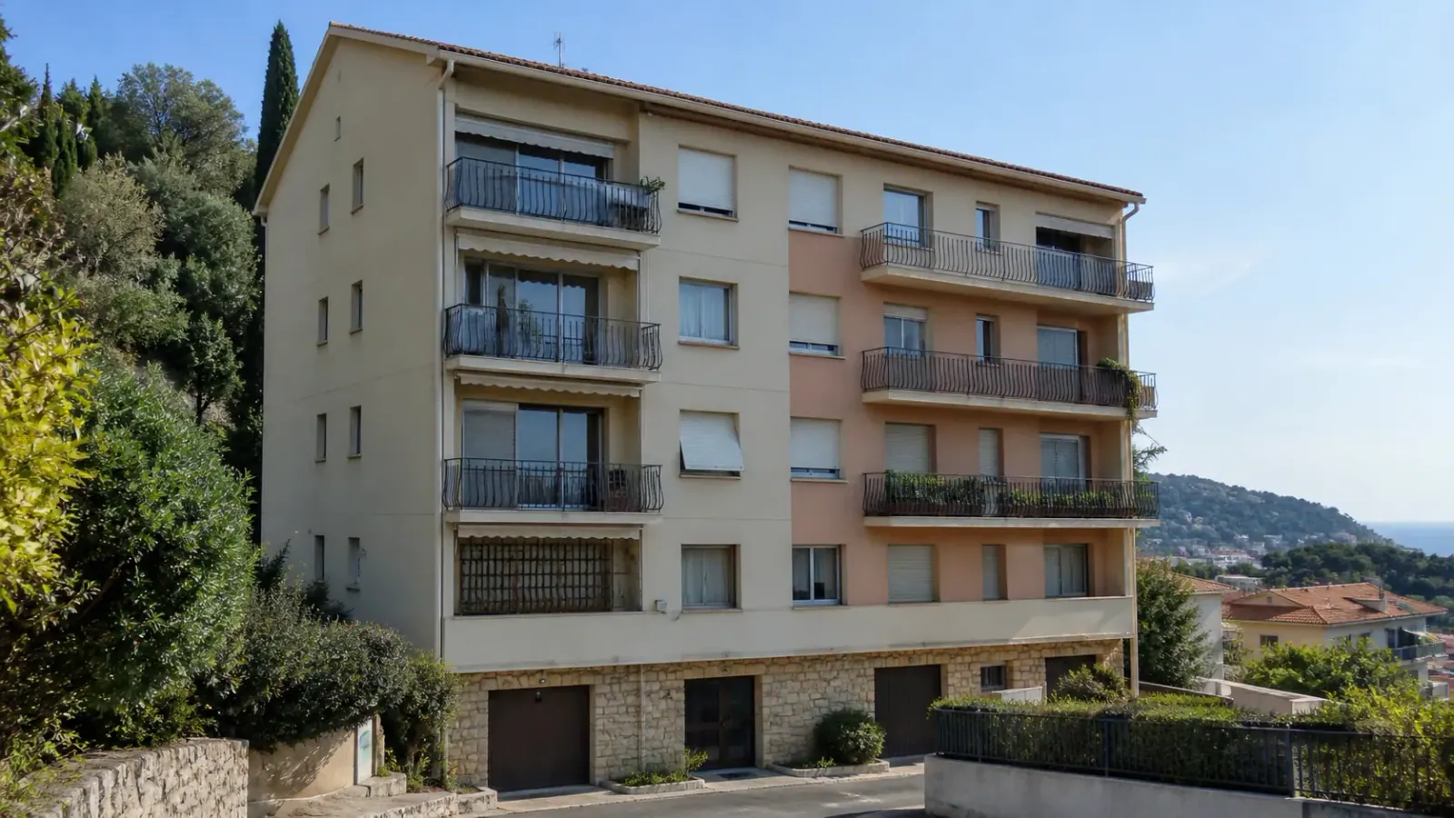 Petit immeuble résidentiel en copropriété sur une colline méditerranéenne
