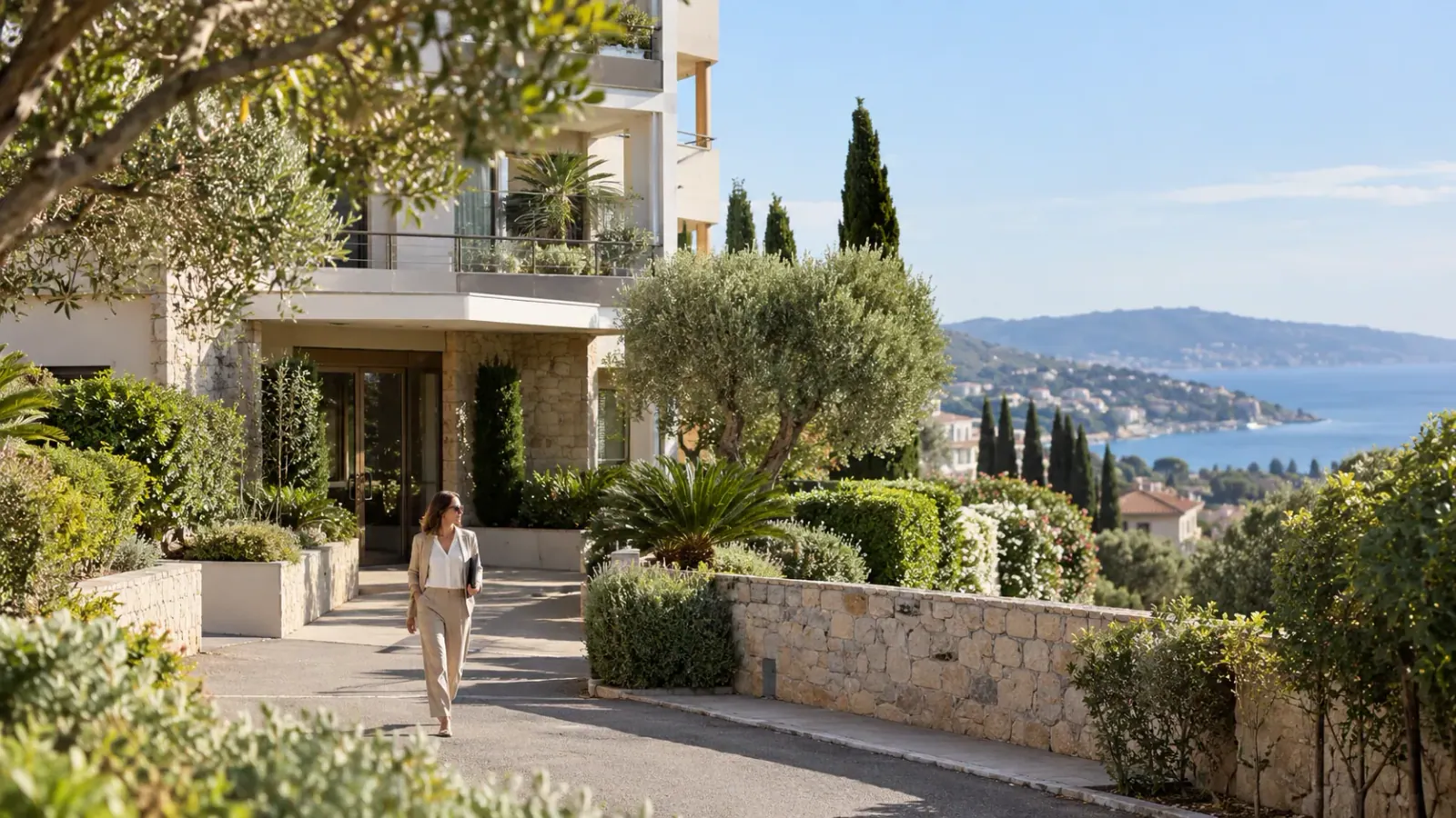 Résidence contemporaine entourée d’un jardin méditerranéen sur la Côte d’Azur